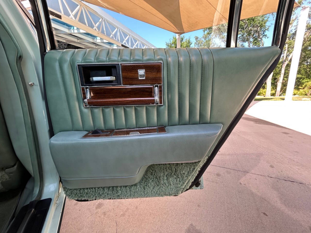 Cadillac-Seville-1977-Sedan-31