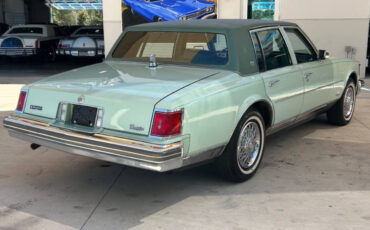 Cadillac-Seville-1977-Sedan-4