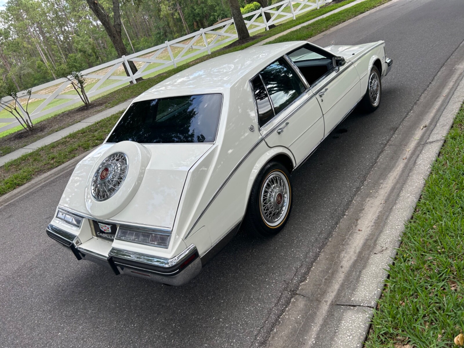 Cadillac-Seville-1984-Sedan-20