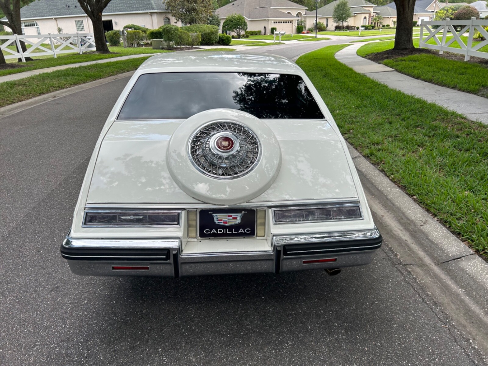 Cadillac-Seville-1984-Sedan-23