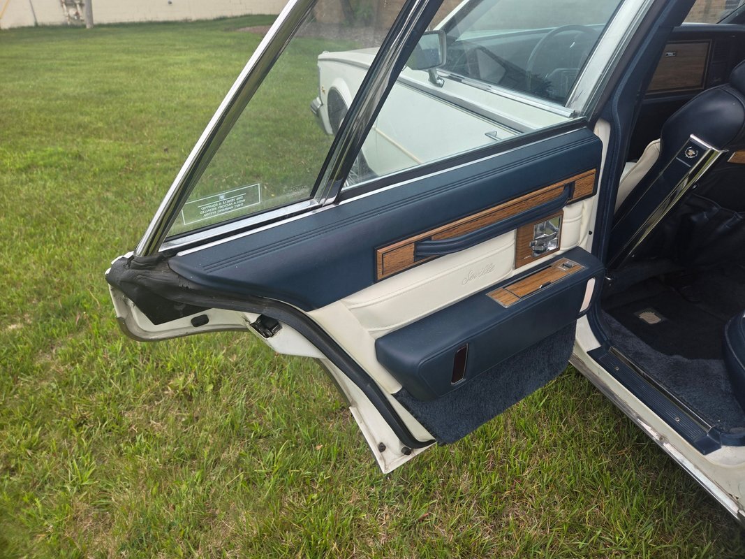 Cadillac-Seville-1985-11