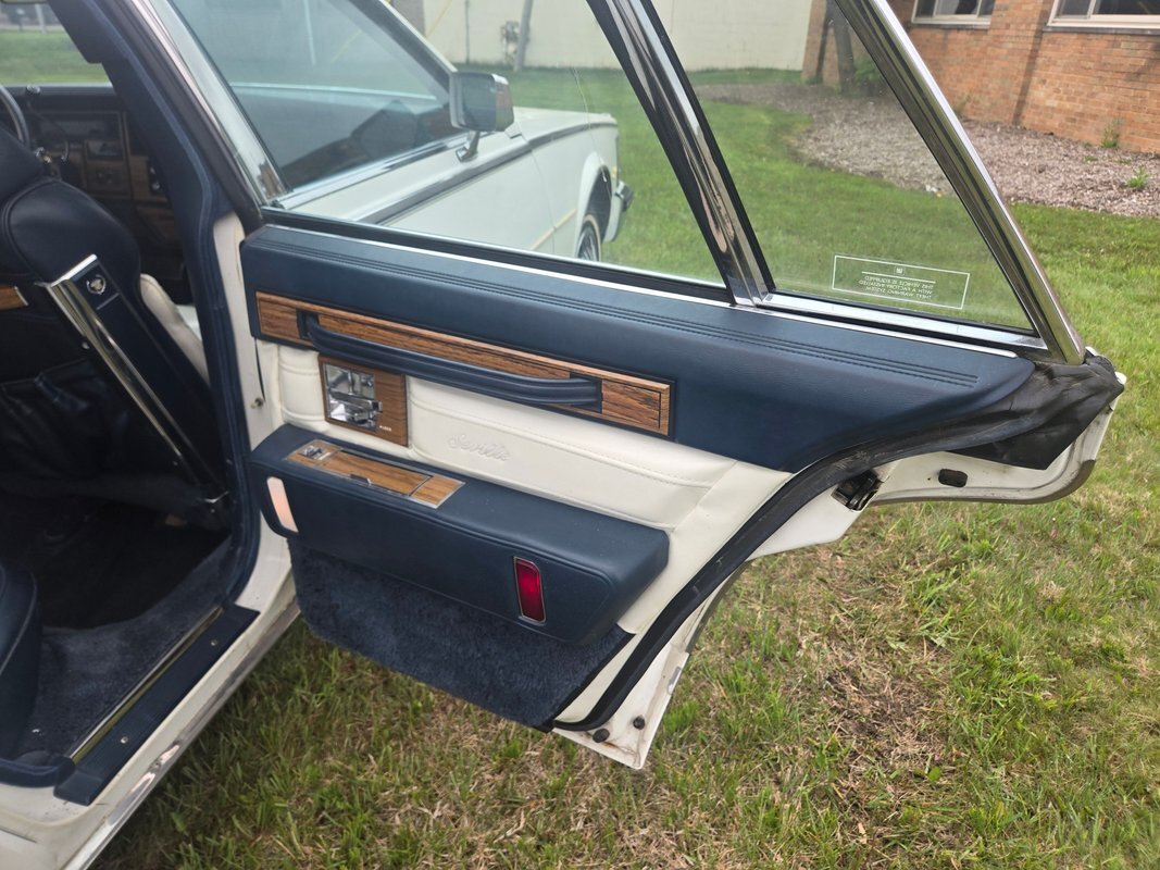 Cadillac-Seville-1985-13