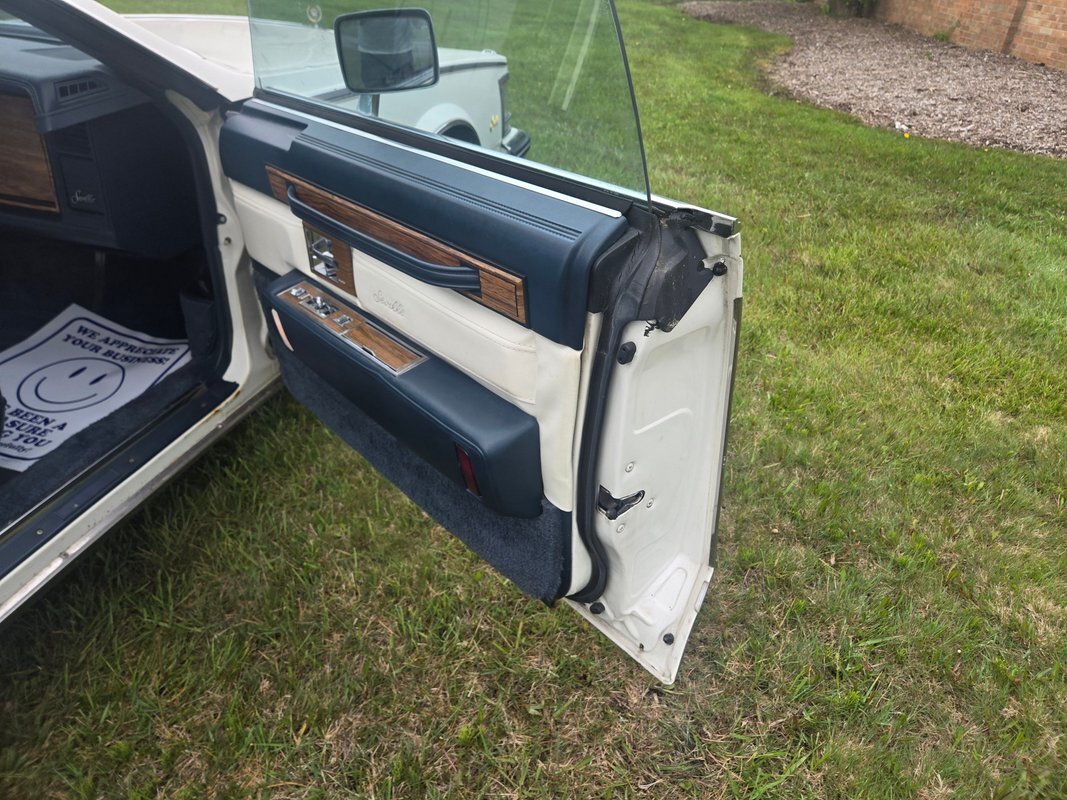 Cadillac-Seville-1985-15
