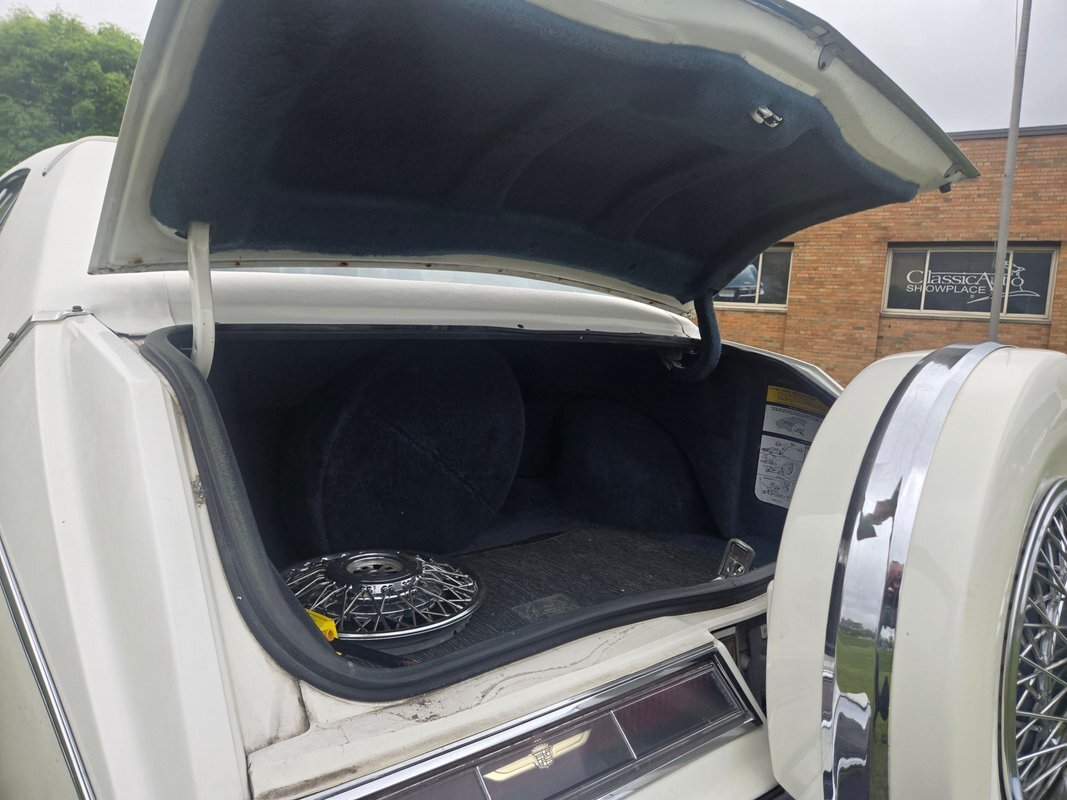 Cadillac-Seville-1985-17