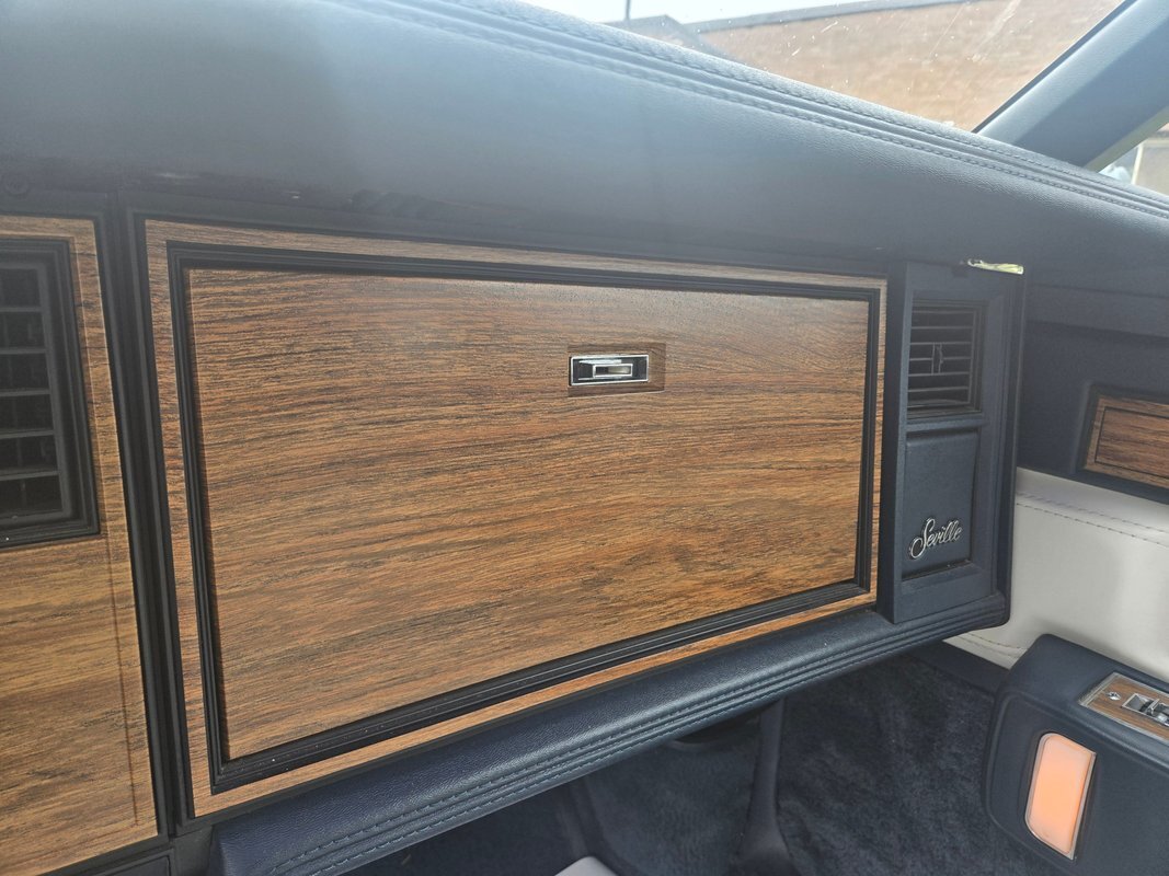 Cadillac-Seville-1985-21