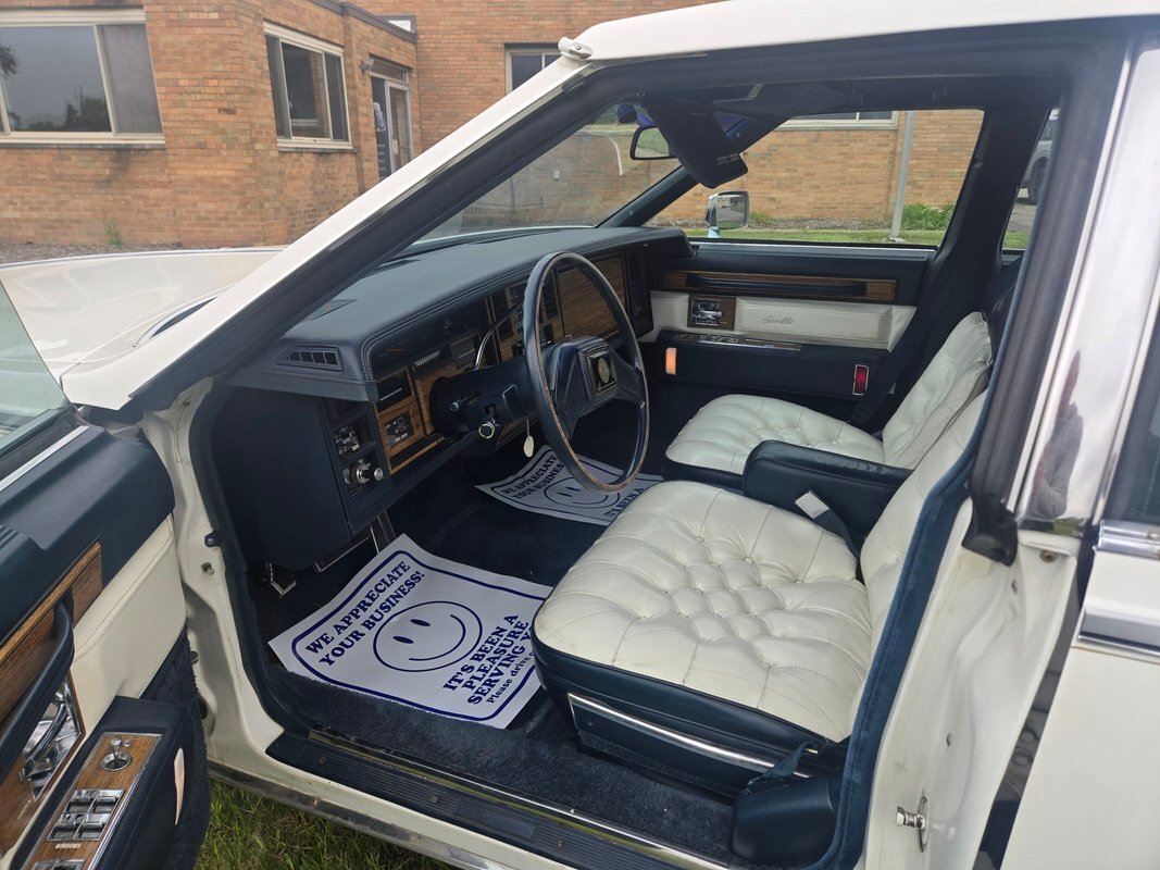 Cadillac-Seville-1985-8