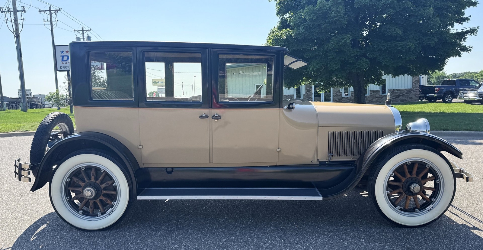 Cadillac-Type-61-Sedan-5-Passenger-1923-Sedan-2