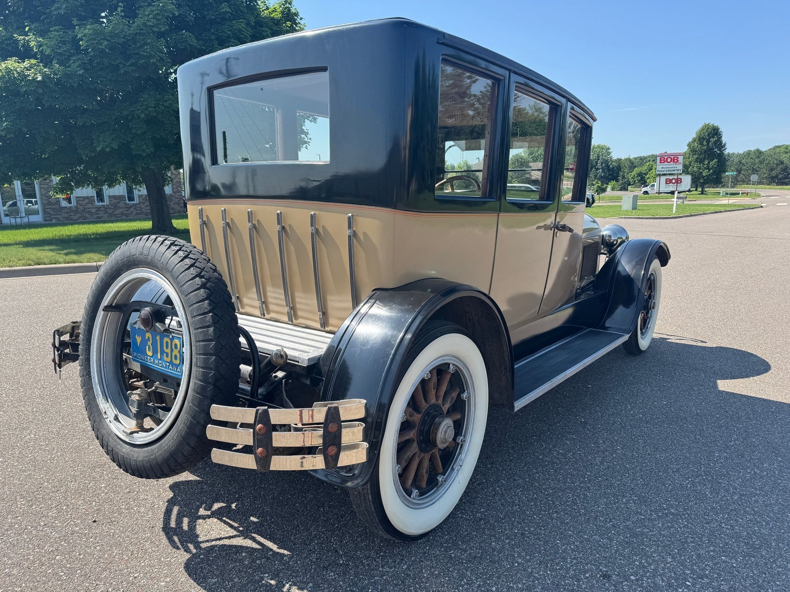Cadillac-Type-61-Sedan-5-Passenger-1923-Sedan-3