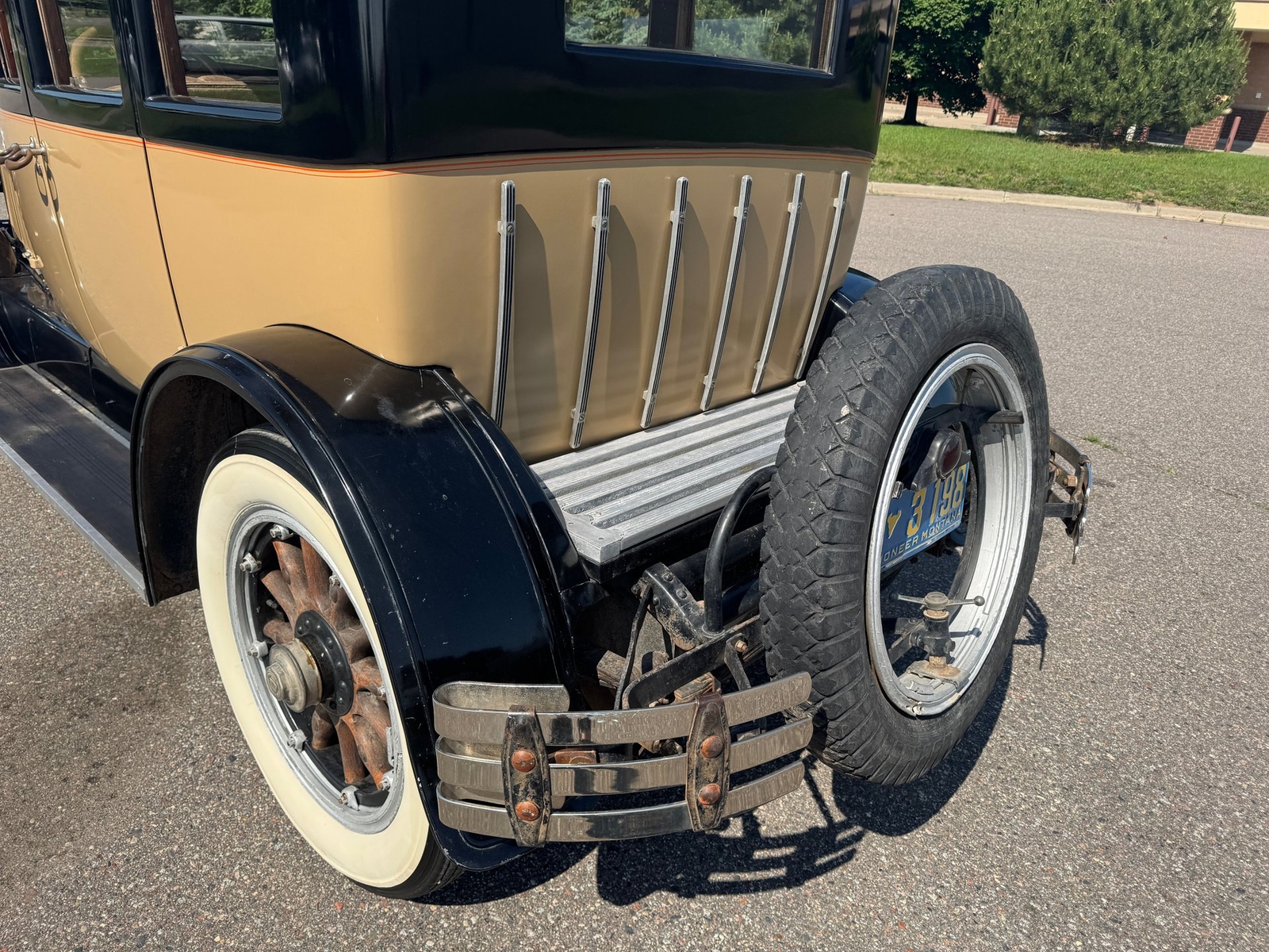 Cadillac-Type-61-Sedan-5-Passenger-1923-Sedan-30
