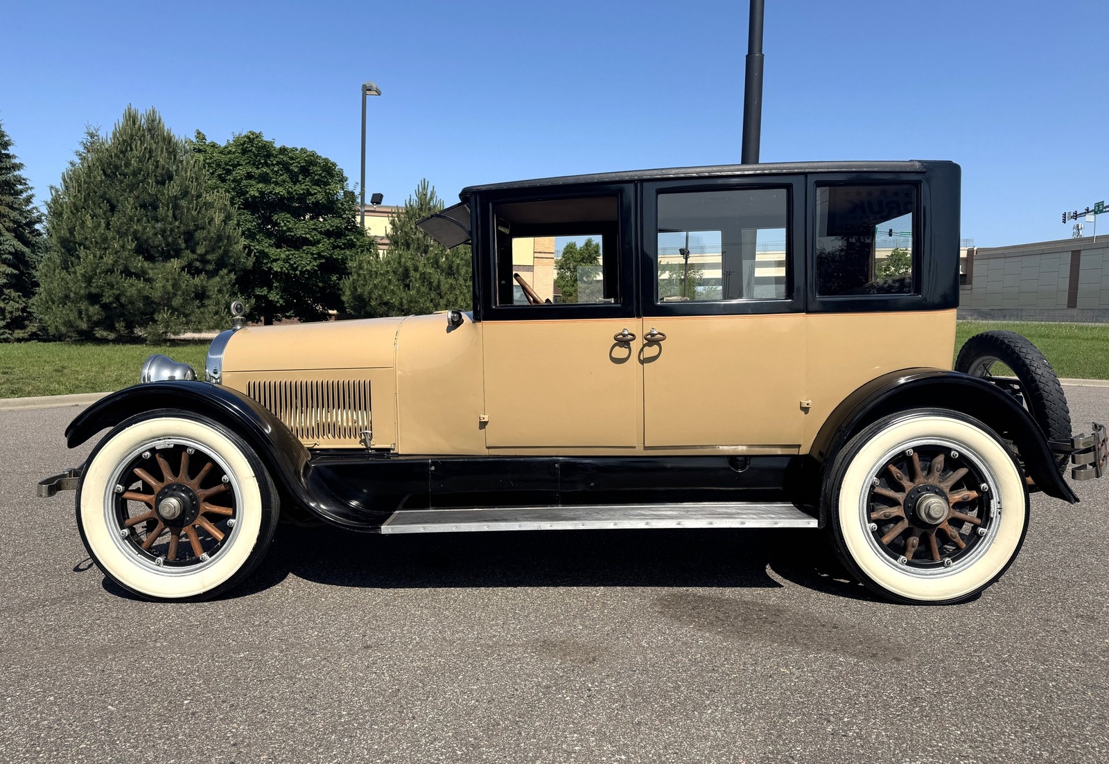 Cadillac-Type-61-Sedan-5-Passenger-1923-Sedan-7