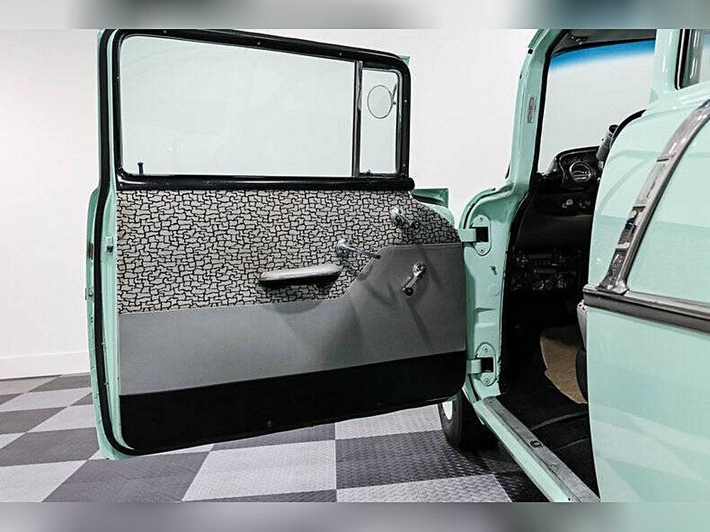 Chevrolet-150-1957-custom-11