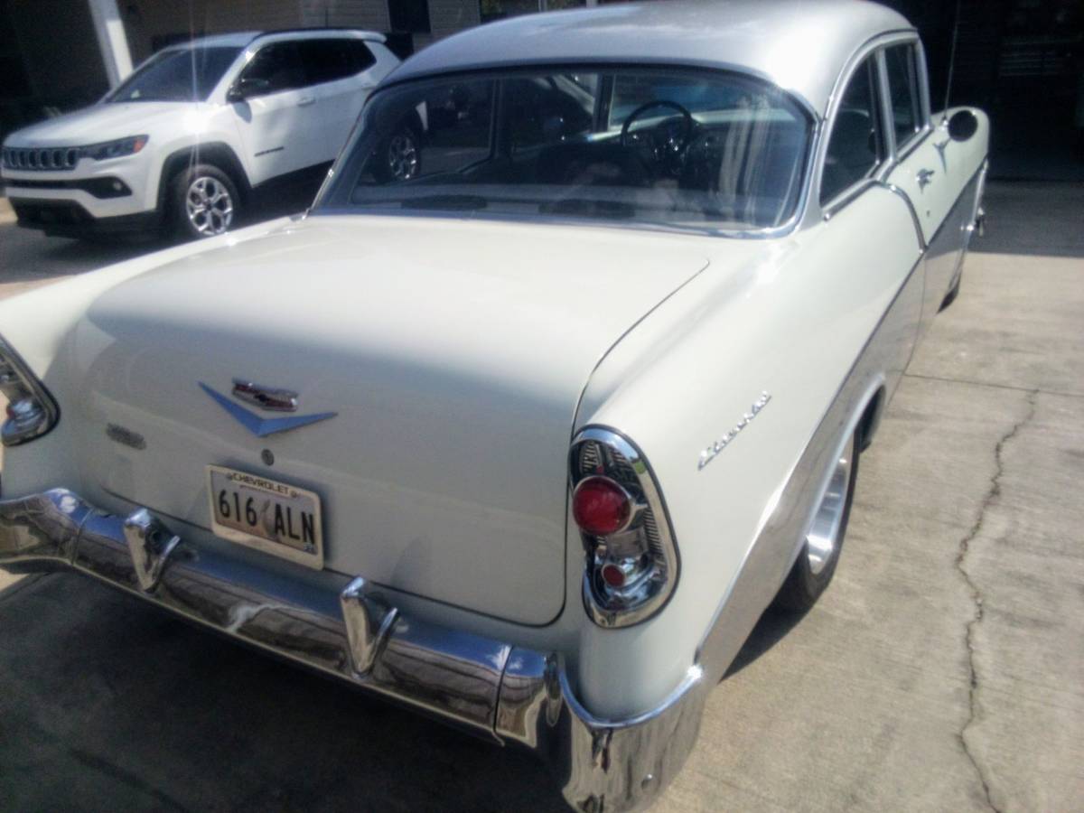 Chevrolet-210-2-door-sedan-1956-custom-2