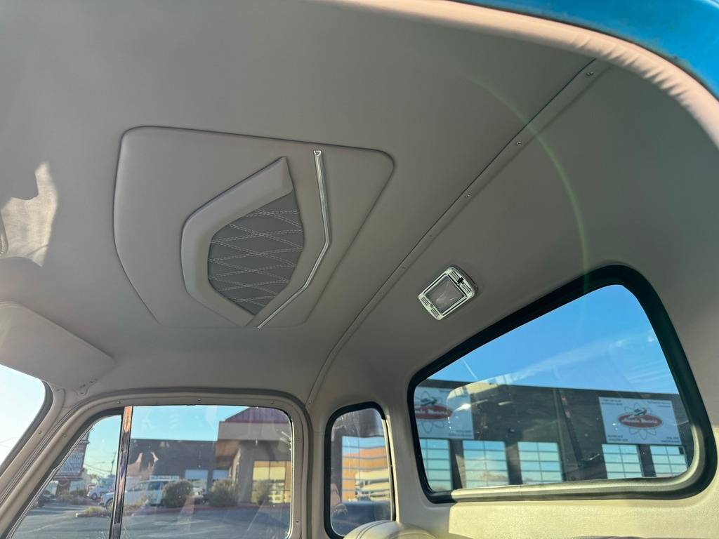 Chevrolet-3100-restomod-pickup-1950-blue-11