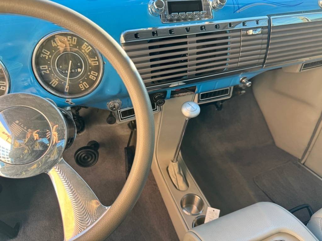 Chevrolet-3100-restomod-pickup-1950-blue-12