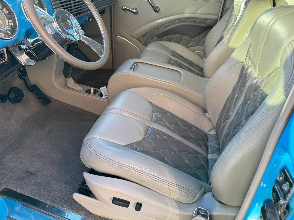 Chevrolet-3100-restomod-pickup-1950-blue-9