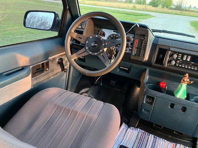 Chevrolet-Astro-cargo-van-1994-white-15