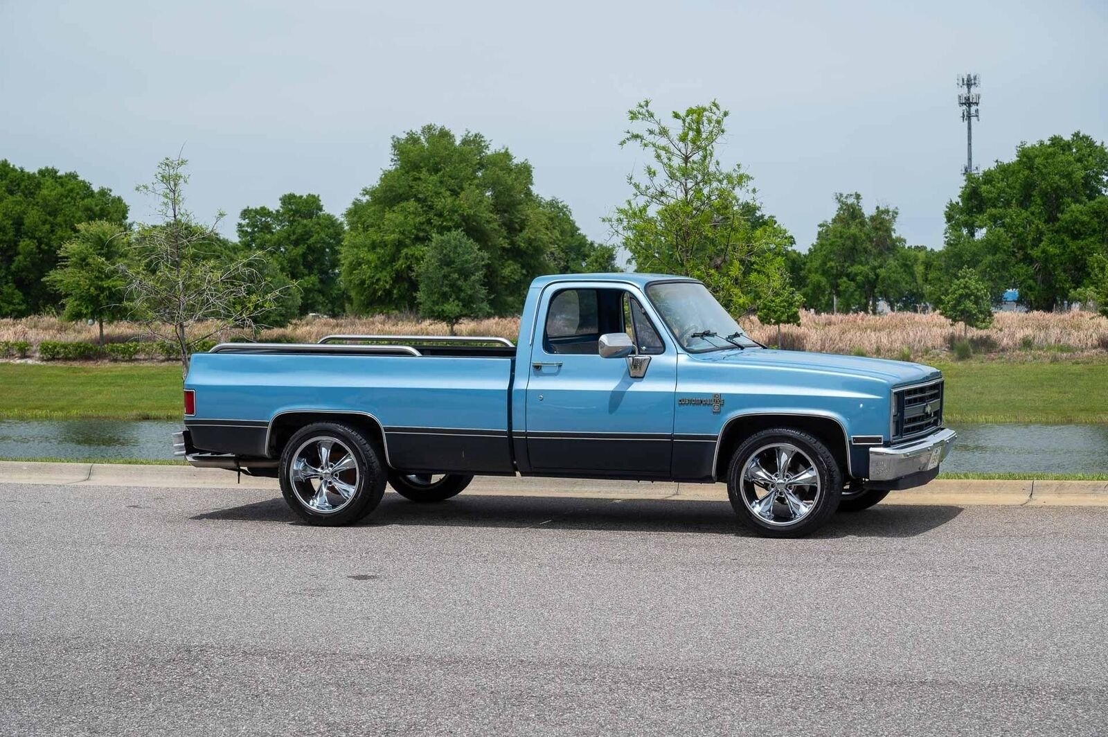 Chevrolet-C-10-1985-2-Door-23