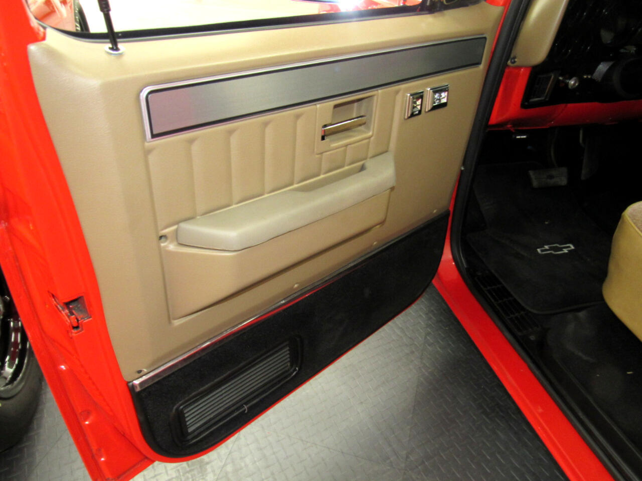 Chevrolet-C-10-1985-Truck-13