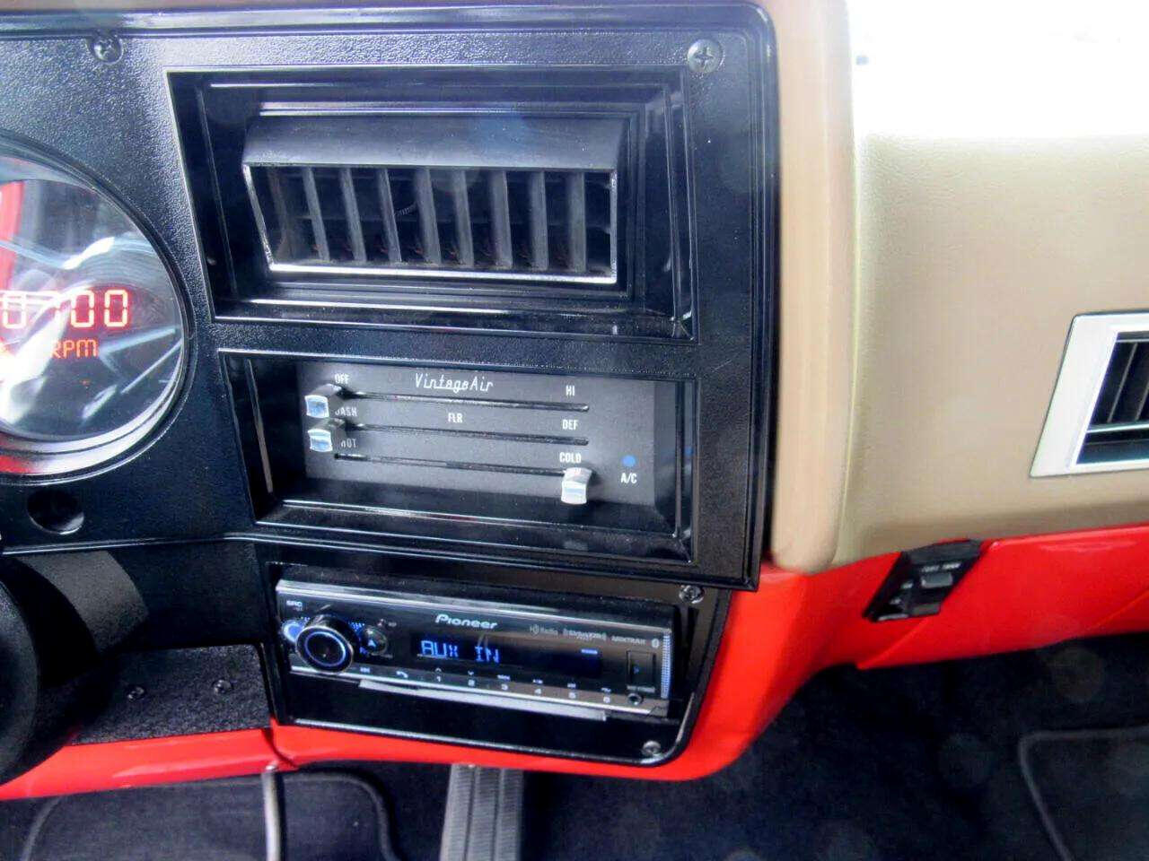 Chevrolet-C-10-1985-Truck-21