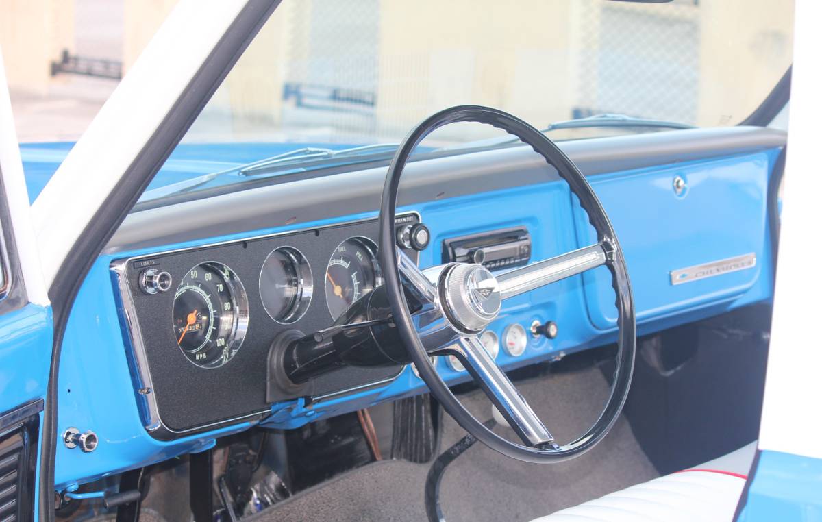 Chevrolet-C10-pickup-1968-blue-17