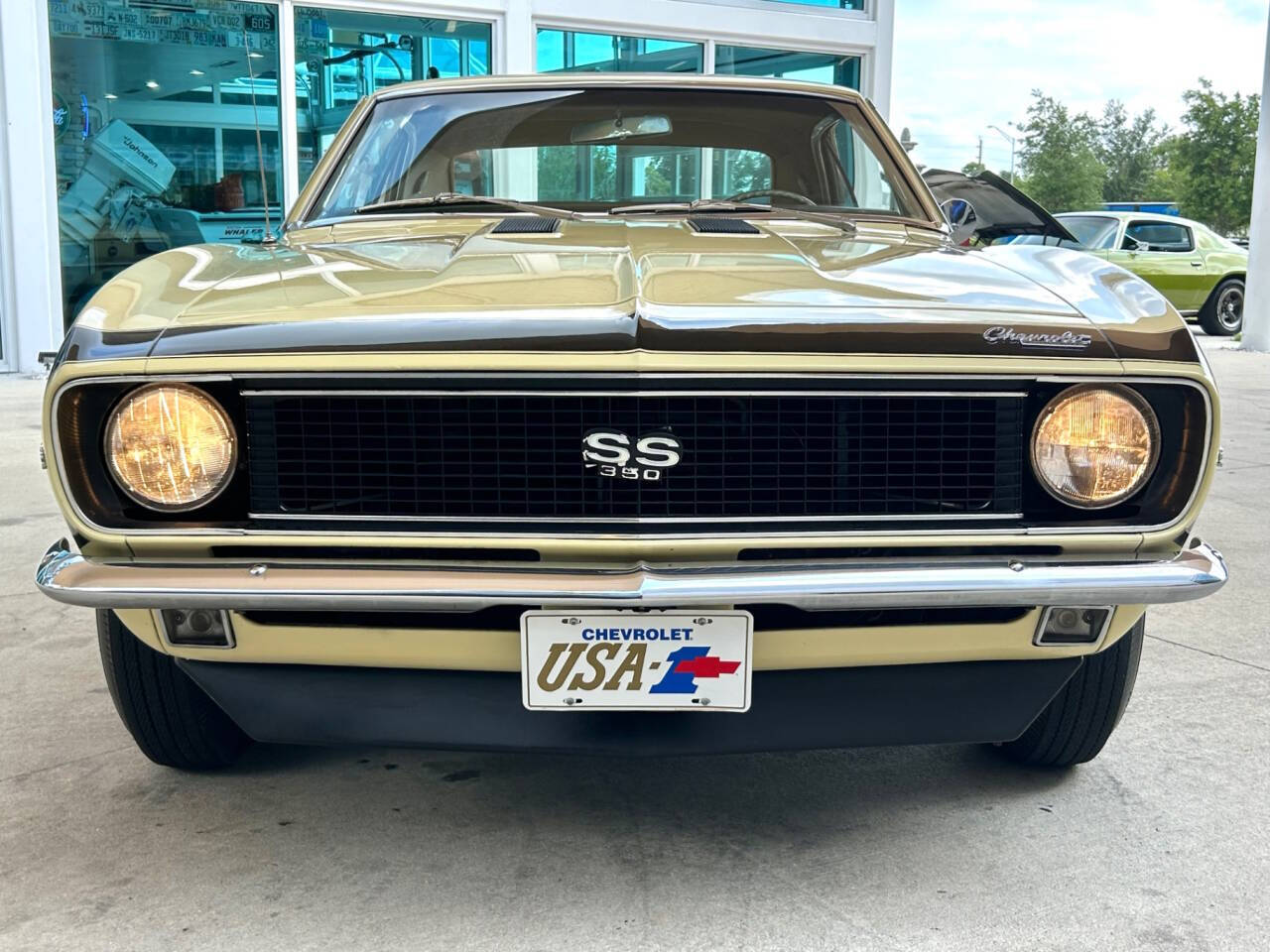 Chevrolet-Camaro-1967-Hatchback-2