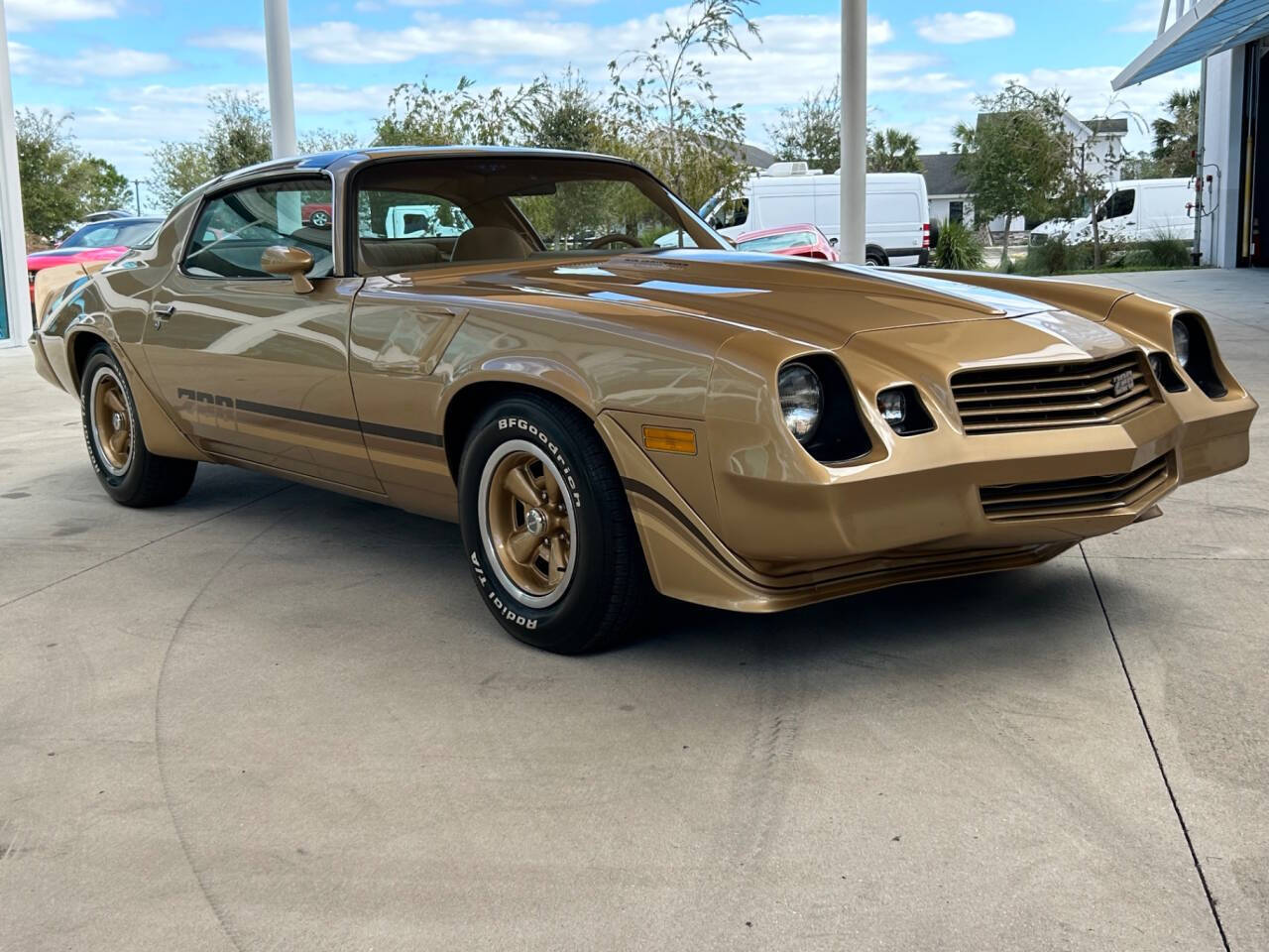 Chevrolet-Camaro-1980-Hatchback-2