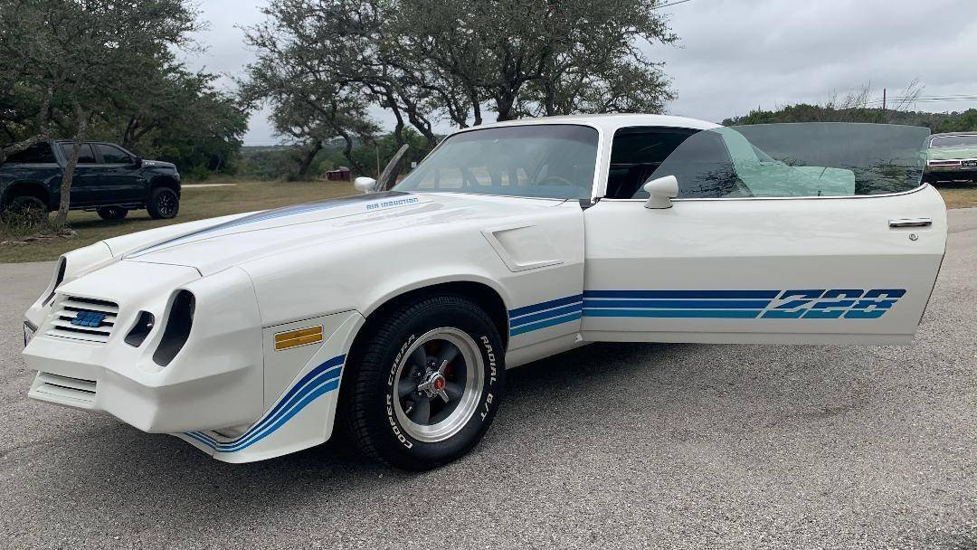 Chevrolet-Camaro-1980-white-17