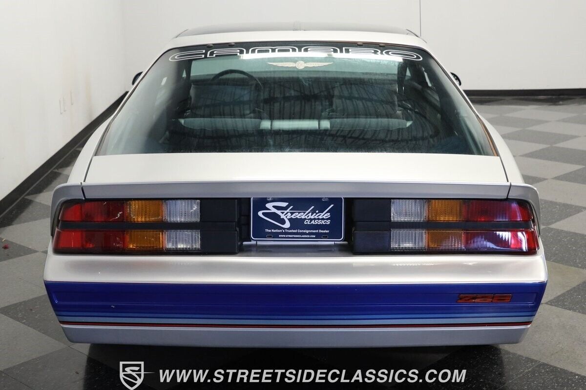 Chevrolet-Camaro-1982-Coupe-8