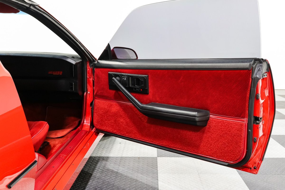 Chevrolet-Camaro-1985-Other-15