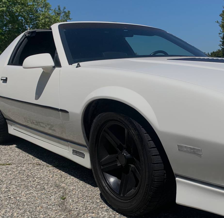 Chevrolet-Camaro-iroc-z28-1985-1