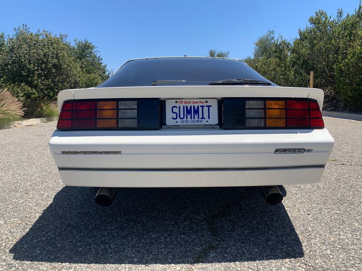 Chevrolet-Camaro-iroc-z28-1985-9