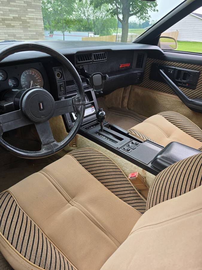Chevrolet-Camaro-z28-1984-4
