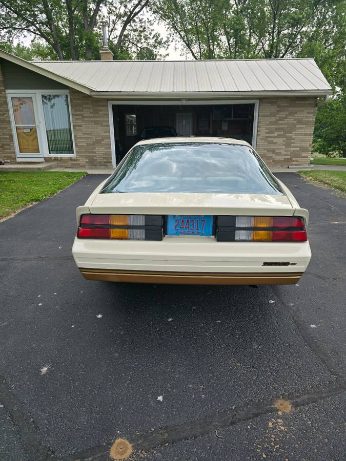 Chevrolet-Camaro-z28-1984-5