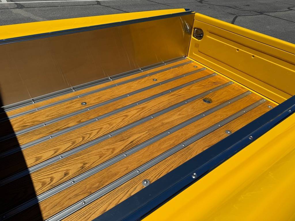 Chevrolet-Cameo-pickup-1955-yellow-17