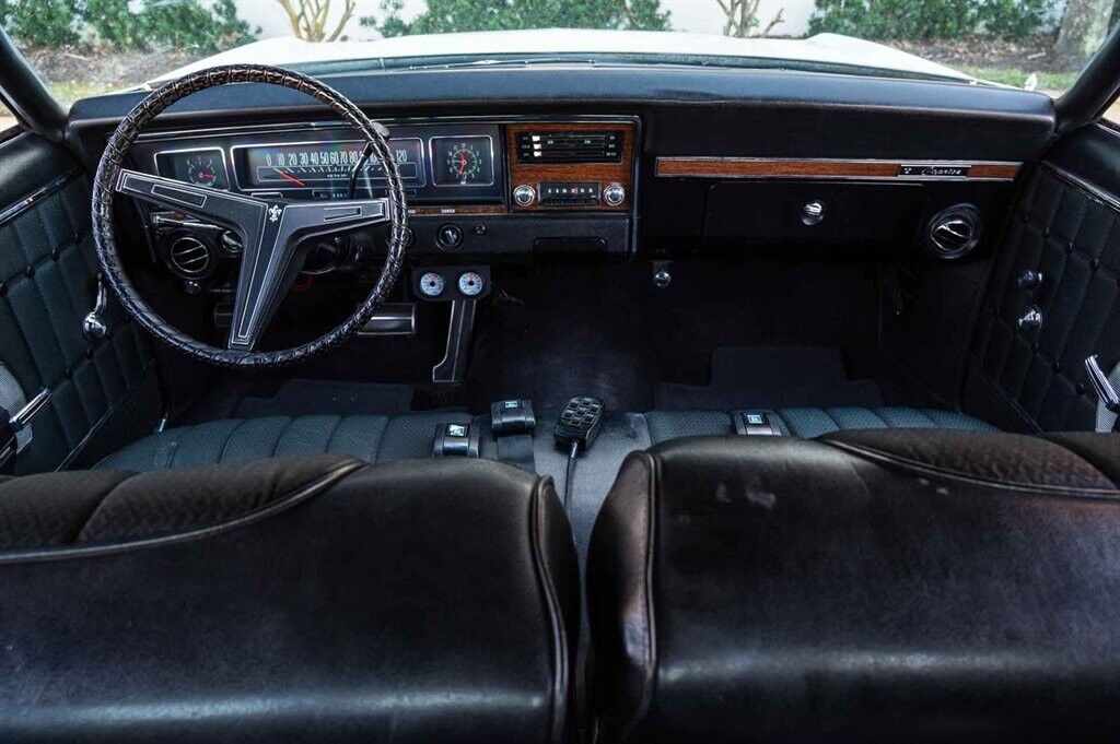 Chevrolet-Caprice-1968-2-Door-11
