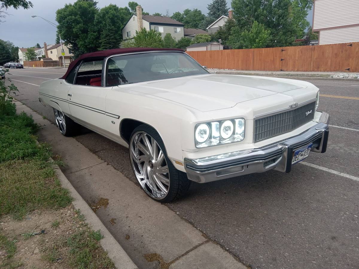 Chevrolet-Caprice-1975-white-4