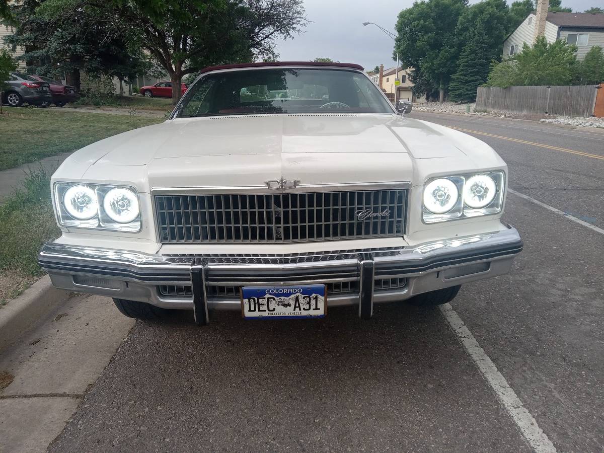 Chevrolet-Caprice-1975-white-8