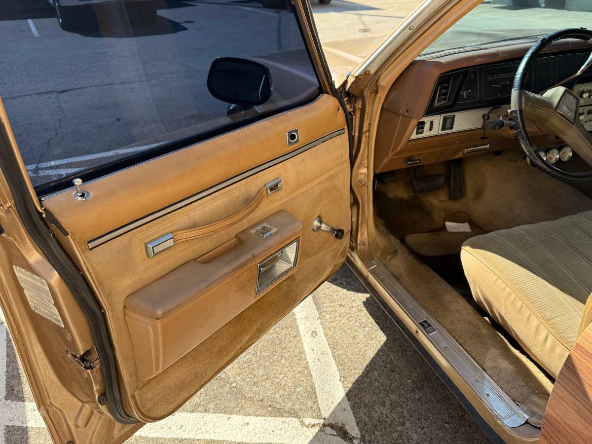 Chevrolet-Caprice-1984-custom-12