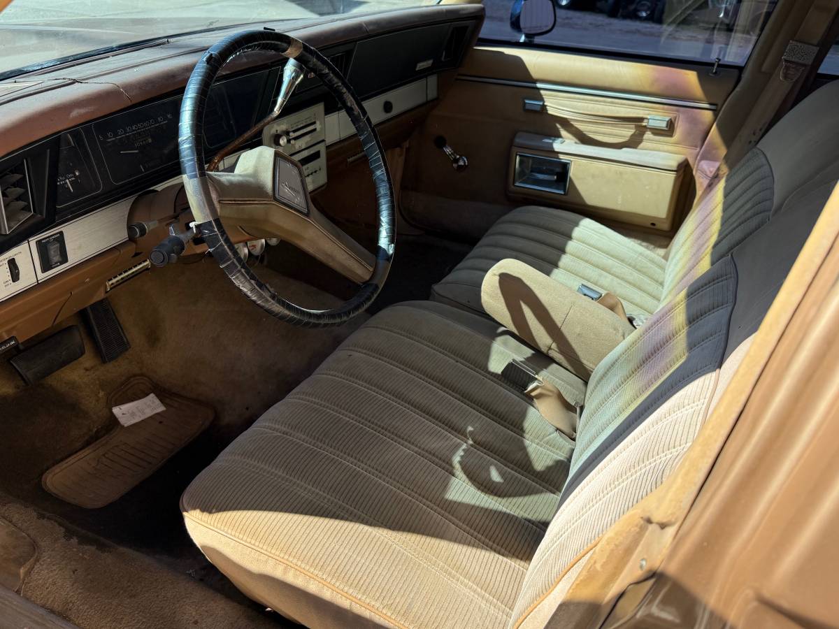 Chevrolet-Caprice-1984-custom-13