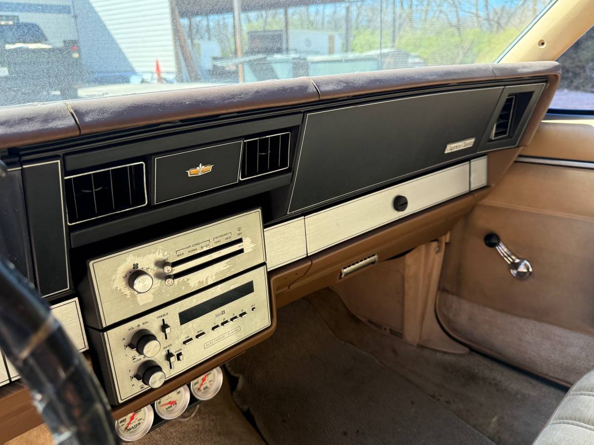 Chevrolet-Caprice-1984-custom-14