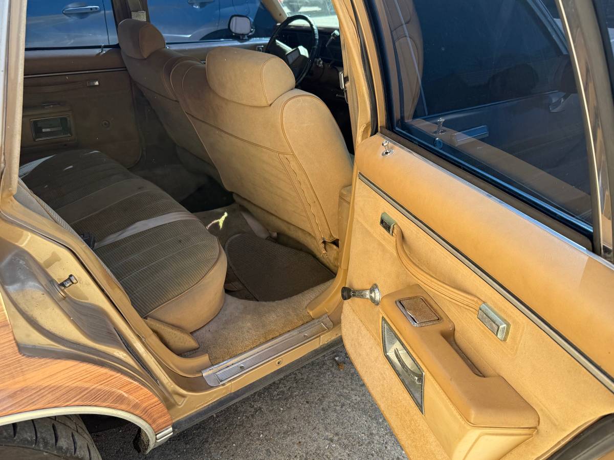 Chevrolet-Caprice-1984-custom-17