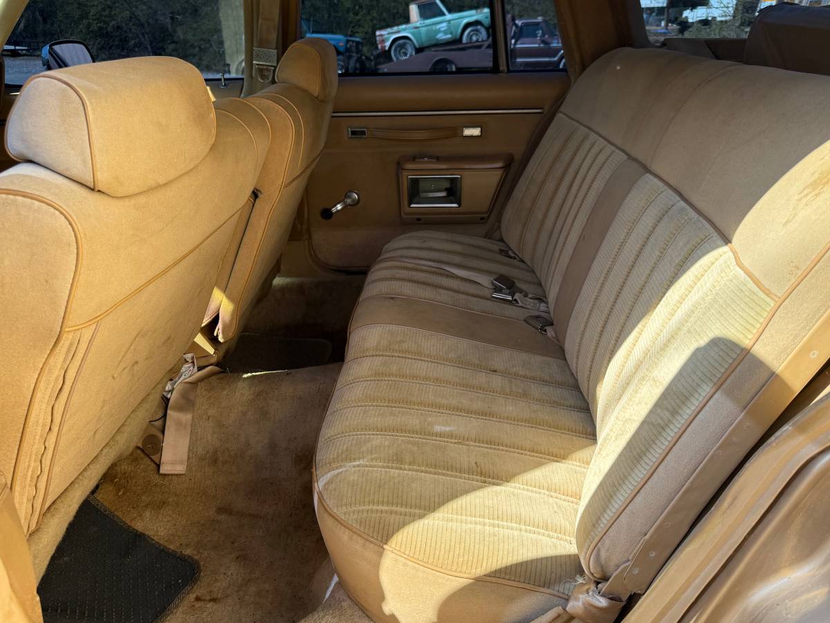 Chevrolet-Caprice-1984-custom-18