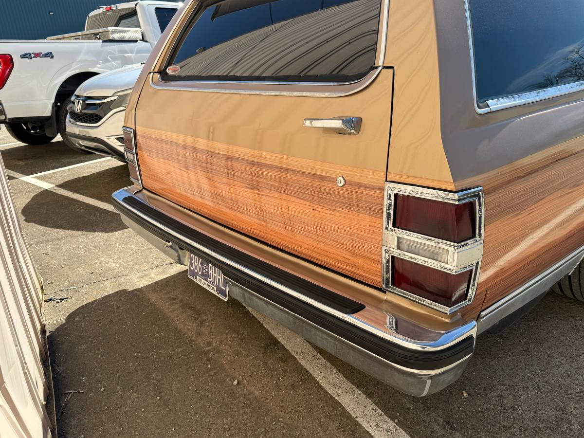 Chevrolet-Caprice-1984-custom-19