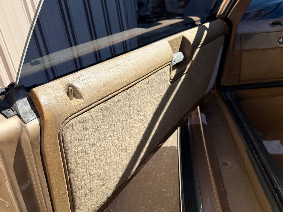 Chevrolet-Caprice-1984-custom-20