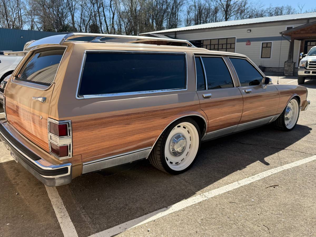 Chevrolet-Caprice-1984-custom-22