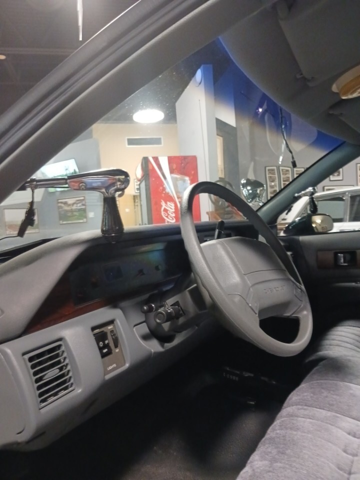 Chevrolet-Caprice-1991-Sedan-2