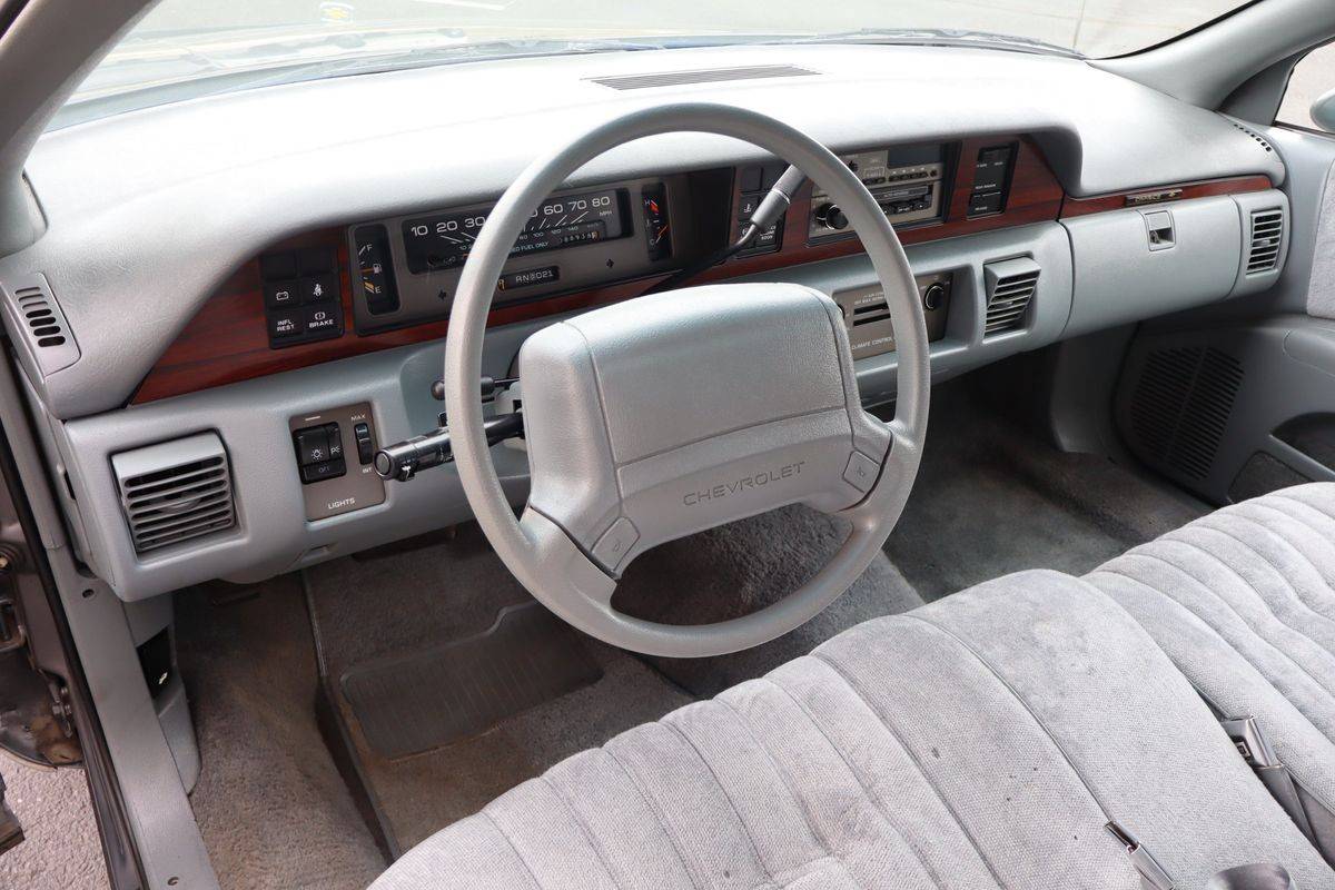 Chevrolet-Caprice-base-1991-13
