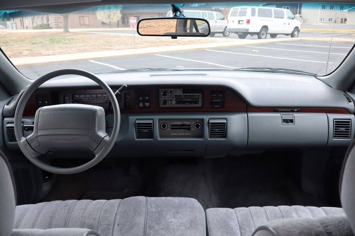 Chevrolet-Caprice-base-1991-14
