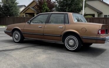 Chevrolet-Celebrity-1987-Sedan-3