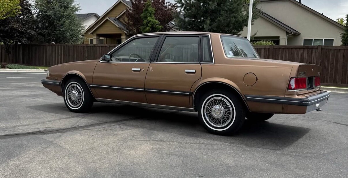 Chevrolet-Celebrity-1987-Sedan-3